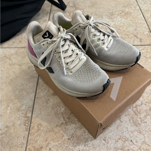 Veja Marlin V-knit running shoes - Picture 1 of 5